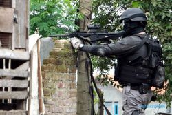 TERORIS BANDUNG : Polisi Geledah Ruko di Cimahi