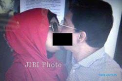 KASUS IMPOR DAGING : Foto Ciuman Bibir Ahmad Fathanah-Sefti Sanustika Beredar di Internet