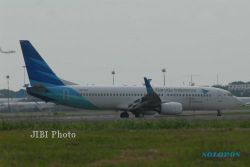 PESAWAT GARUDA INDONESIA TERGELINCIR : Mendarat saat Hujan Lebat, Pesawat Keluar dari Landasan