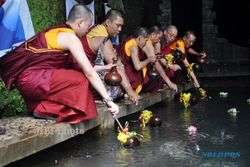 KEGIATAN KEAGAMAAN : Puluhan Bhiksu Ambil Air Berhah di Jumprit