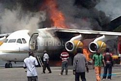 PESAWAT TERBAKAR : Pesawat Kargo Terbakar di Bandara Wamena Papua