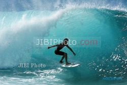 BANYUWANGI INTERNATIONAL SURF COMPETITION 2013 : Peselancar Dari 18 Negara Ambil Bagian 