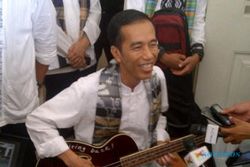 Jokowi Pamerkan Hadiah Bass dari Trujillo