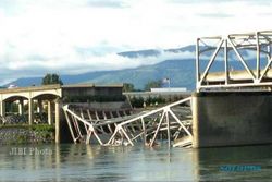 BENCANA BLITAR : Tergerus Arus Sungai, Jembatan Antardesa di Panggungrejo Runtuh