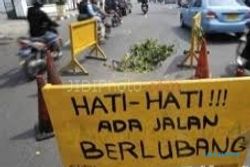 JALAN AMBLES : Hati-hati Jalan Kenari Jogja Ambles Lagi