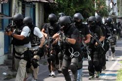 PENANGKAPAN TERORIS : Densus 88 Tangkap Terduga Teroris di Makamhaji