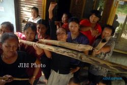 KENTINGAN BARU BERGEJOLAK : Warga Siapkan Pedang dan Bambu Runcing