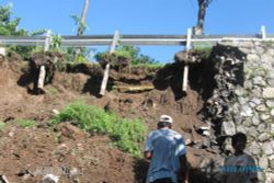 LONGSOR MOJOSONGO SOLO : Tebing Makam Longsor, 2 Rumah Rusak