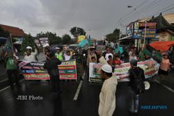 KADES PABELAN DITAHAN : Massa Pendukung Margono Hadi Blokade Jalan
