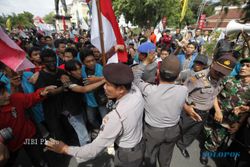 KENAIKAN HARGA BBM : Demo di Solo, Dandim Selamatkan Poster SBY