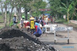   Pemdes Melikan Klaten Perbaiki Jalur Poros Desa