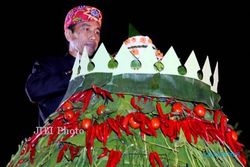 JOKOWI POTONG TUMPENG RAKSASA