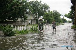 BANJIR KARANGANYAR : Sungai Gabahan Meluap, Puluhan Rumah Warga Tasikmadu Terendam