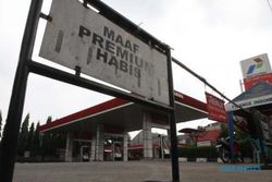 PEMBATASAN BBM BERSUBSIDI : SPBU di Jalan Solo-Sragen Kehabisan Premium, Pengendara Tuntun Kendaraan