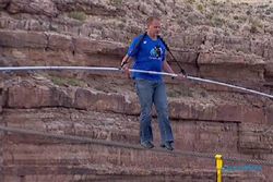Gila!!!  Pria Ini Nekat Berjalan Diatas Seutas Kawat Yang Melintasi Grand Canyon 