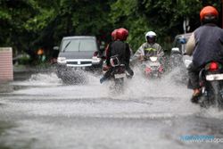 CUACA BURUK: Sering Banjir, Perempatan Madukismo Dikeluhkan Pengguna Jalan  