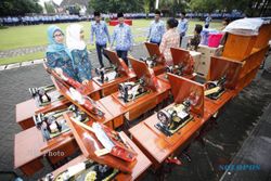 RAWAN SOSIAL EKONOMI : Pemkot Beri 300 Wanita Solo Peralatan Produksi