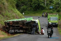  KECELAKAAN KULONPROGO : Jalan Meningkung & Ban Mendadak Kempes, Truk Tebu Terguling