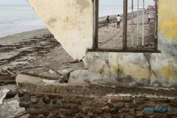 ABRASI PANTAI SAMAS : Pantai Samas Berstatus Tanggap Darurat