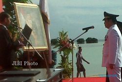 Jokowi Lantik Pejabat di Pantai Pasir Perawan