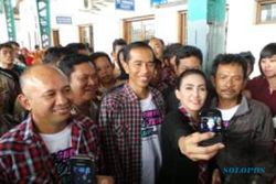 PILPRES 2014 : Pakai Baju Kotak-Kotak Lagi, Jokowi Dispekulasikan Mulai "Kampanye"