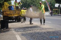 PERBAIKAN INFRASTRUKTUR : Jalan di Pungkruk Diperbaiki, Arus Lalu Lintas Sragen ke Madiun Dialihkan…