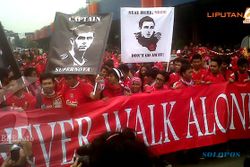 Liverpool Datang, Big Reds Merahkan Lapangan Terbang