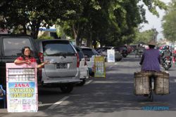 PKL JASA PENUKARAN UANG : Dinas Pasar Wacanakan Lokalisasi di Plasa Sriwedari 