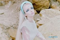  Kisah Unik : Manusia Barbie ini Percaya Dirinya Berasal dari Planet Lain 