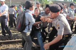  AKSI PEDAGANG : Polisi Dituding Bekingi PT KAI