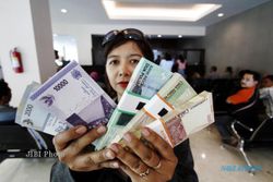 TUKAR UANG BARU : BI Batasi Pasokan Uang Pecahan Baru ke Bank
