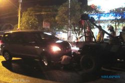 KECELAKAAN SOLO : Suzuki Ertiga Tabrak Median Jl. Adisucipto