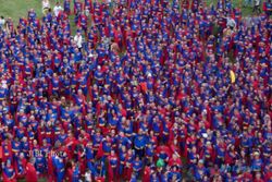 Wow, Demi Pecahkan Rekor, 1.200 Orang Berkostum Superman