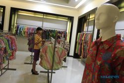 MENATA BAJU BATIK