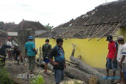 BENCANA PUTING BELIUNG : Terjang Dua Desa di Karanganyar, Kerugian Ditaksir Puluhan Juta Rupiah