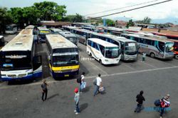 PEMBANGUNAN TERMINAL TIRTONADI : Agen Bus Malam & Pedagang Kios Darurat Boyongan