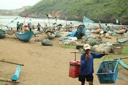 Nelayan Pantai Baron Panen Ikan