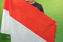 TIMNAS INDONESIA Vs ARSENAL : Podolski Bangga Bentangkan Bendera Merah Putih