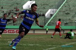 ISL 2013 : Zaenal Arif Borong 2 Gol, Persepam MU Permalukan Sriwijaya FC 4-0