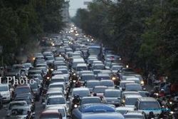  MOBIL MURAH : Kebijakan Mobil Murah Dinilai Picu Kemacetan
