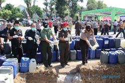 OPERASI PEKAT : Polres Sukoharjo Musnahkan 11.000 Liter Ciu dan Paket Narkoba