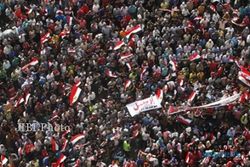 MESIR GENTING : Dua Kubu Demonstran Berhadapan, Militer Siap Turun Tangan