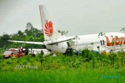 PESAWAT LION AIR TERGELINCIR : Lion Air Tergelincir di Bandara Juanda, 215 Penumpang Selamat