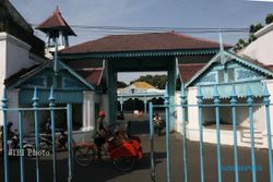 DAERAH ISTIMEWA SURAKARTA : Masuknya Surakarta ke Provinsi Jawa Tengah Langgar Peraturan