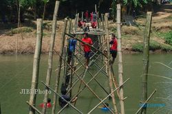  Warga Lengking Sukoharjo Bangun Jembatan Darurat