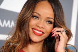 KONTROVERSI RIHANNA : Busana Minim, Iklan Parfum Rihanna Dilarang