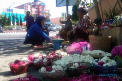 LEBARAN 2013 : Pedagang Bunga Tabur Pasar Kota Boyolali Tuai Panen