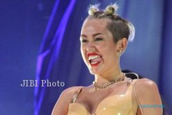 MTV VIDEO MUSIC AWARDS : MTV Tuai Kecaman Gara-Gara Penampilan Liar Miley Cyrus 