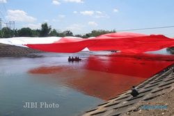 HUT KE-68 RI : Bendera Raksasa Dikibarkan di Atas Sungai Bengawan Solo