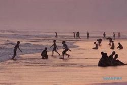 MUDIK LEBARAN 2013 : Ada 10 Palung Laut di Parangtritis